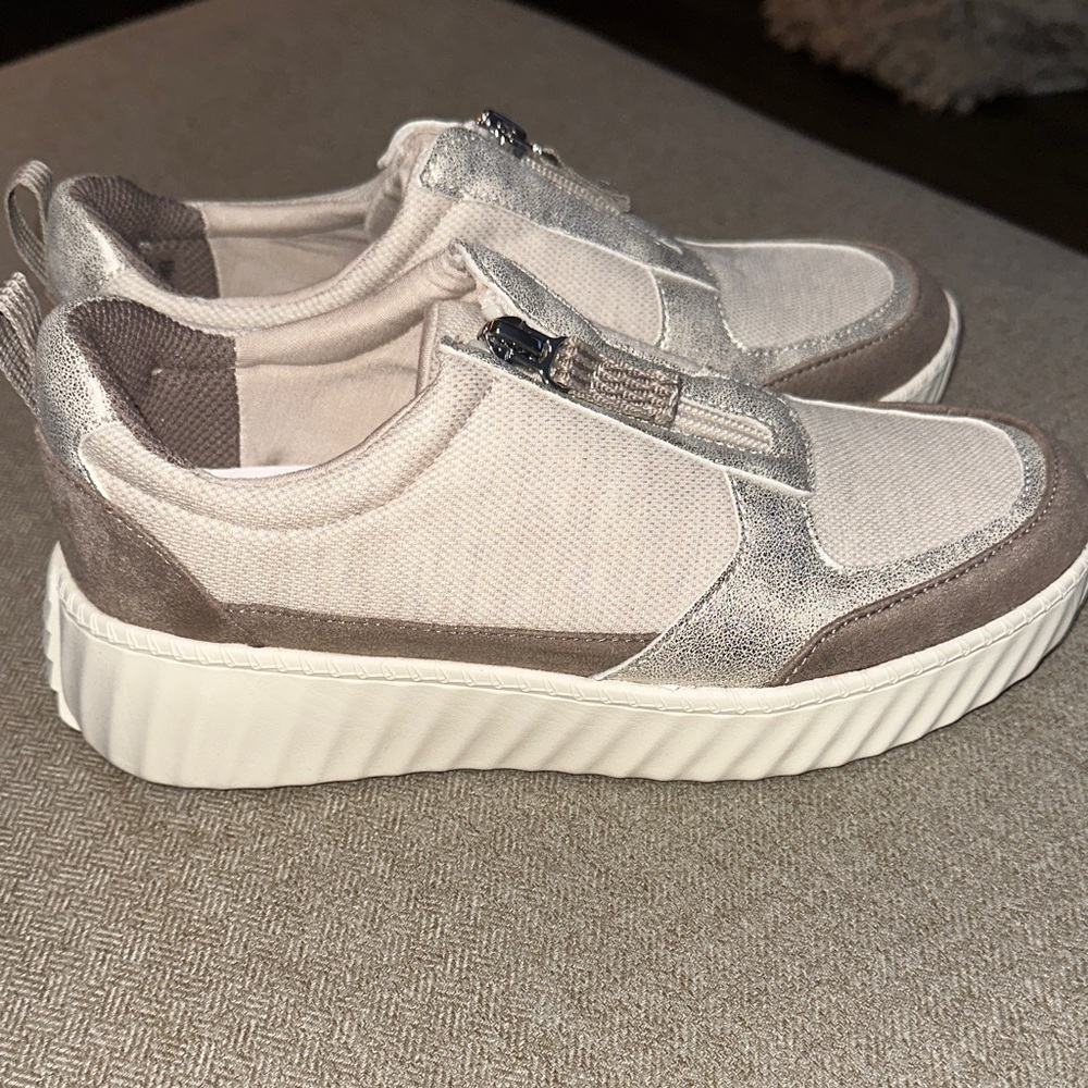 Bzees Women's Athletic Shoes in Cream and Silver NWOT - Picture 5 of 7